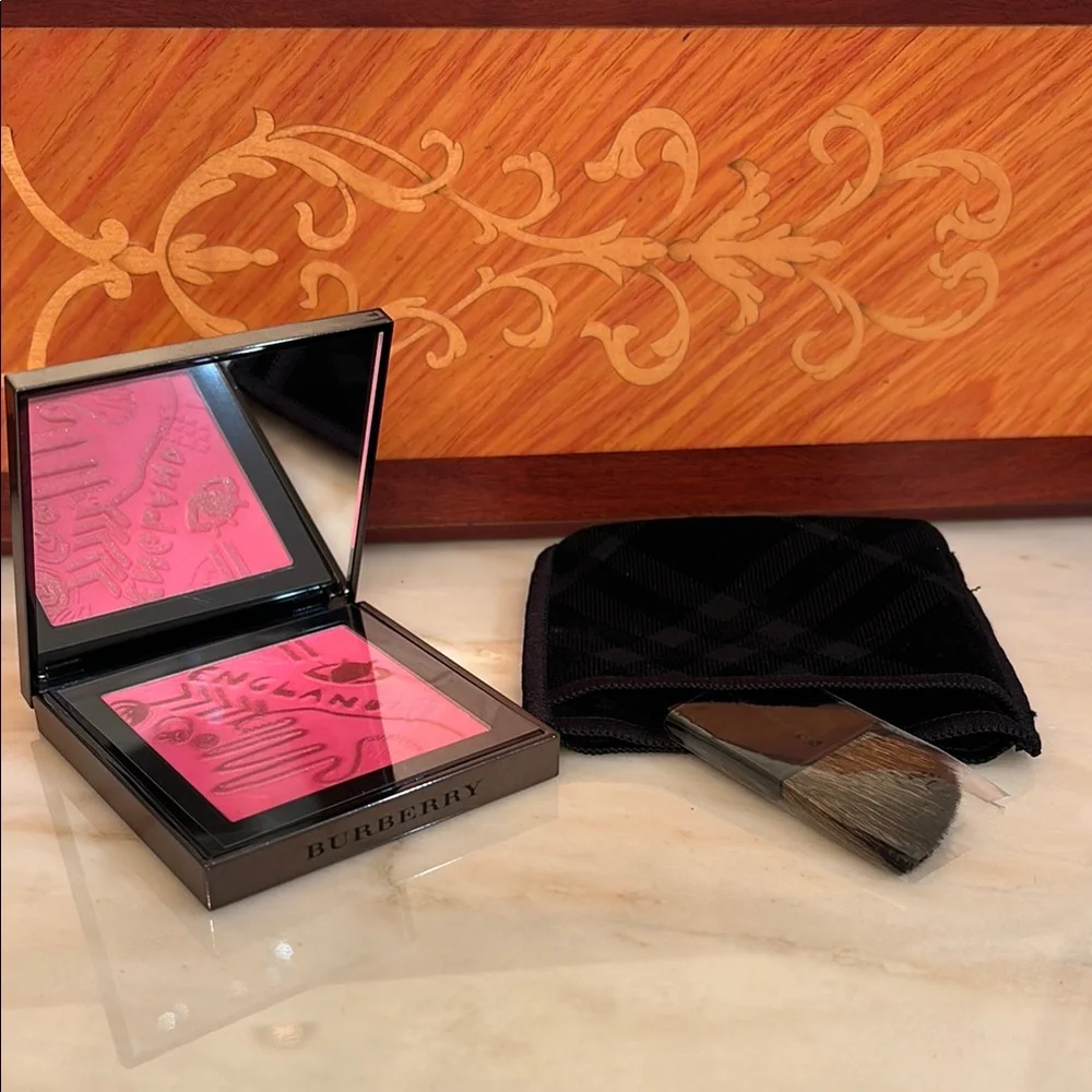 Burberry The Doodle Palette Cheek Pop Blush with Brush and pouch Bright Pink